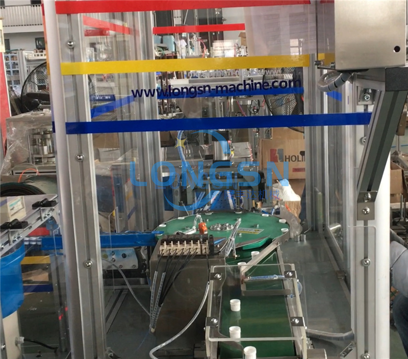 Vollautomatische Plastikflaschen Deckelschließungen Anziehungskappe Innere Teile Montagemaschine